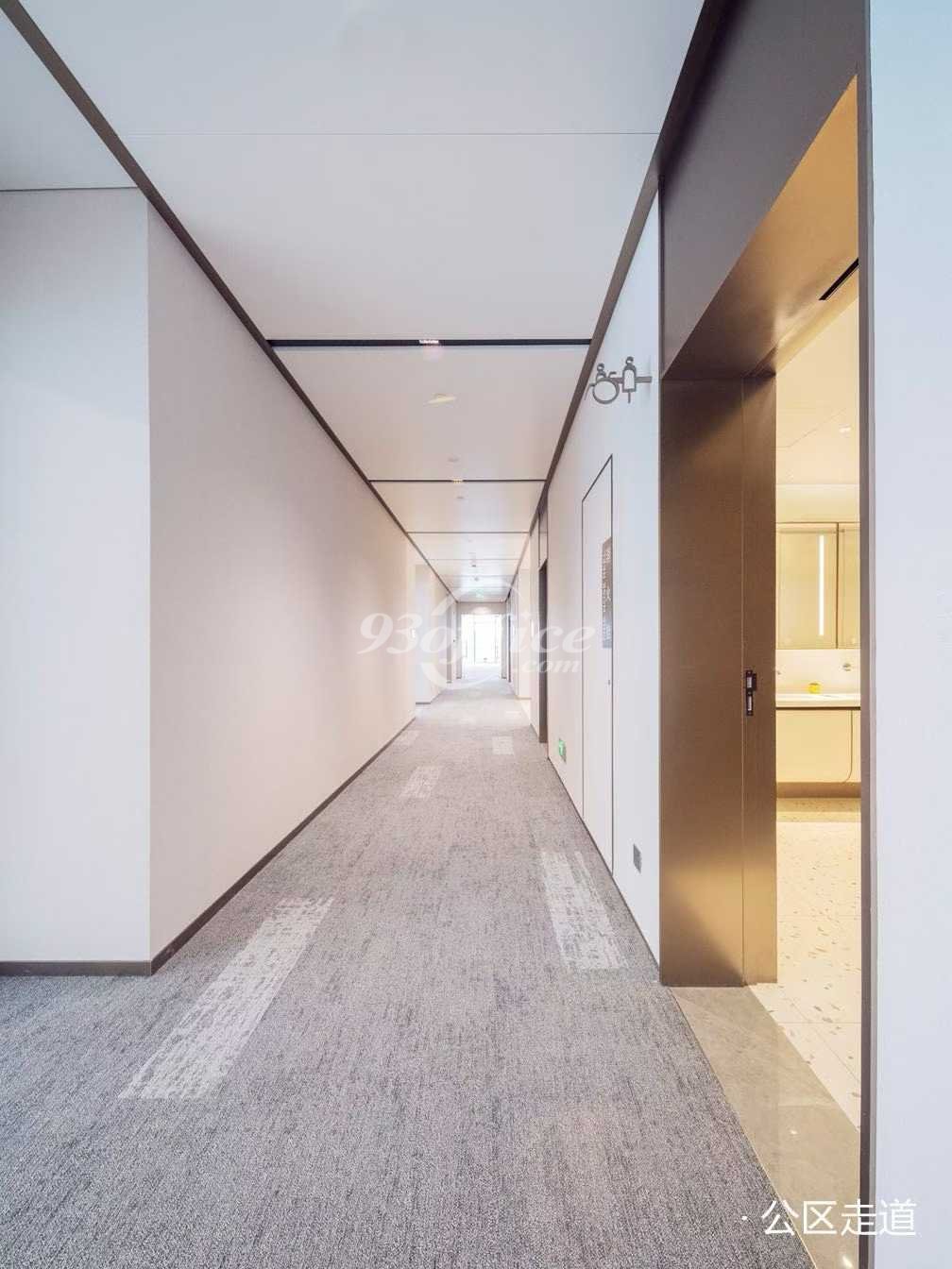 陆家嘴新岸商业中心写字楼租金-办公楼走道