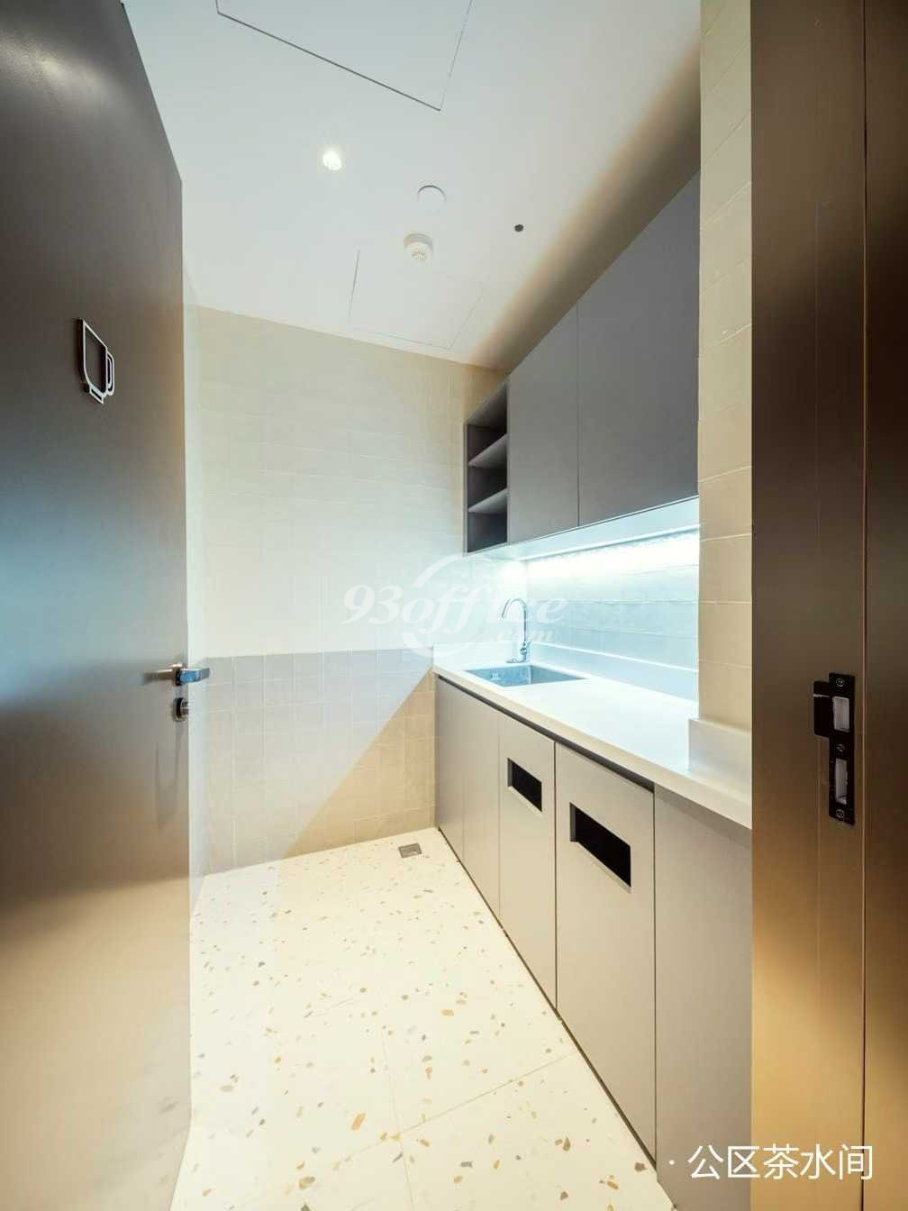 陆家嘴新岸商业中心写字楼租金-办公楼茶水间